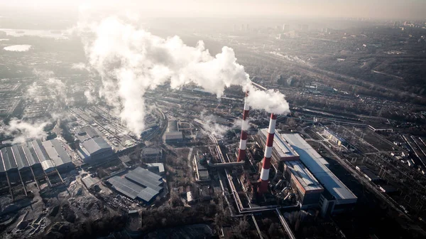 Luftverschmutzung durch Rauch aus zwei Fabrikschornsteinen. Luftbild — Stockfoto