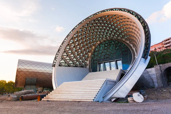 View of Concert Music Theatre Exhibition Hall In Summer Rike Park Tbilisi, Geórgia . — Fotografia de Stock