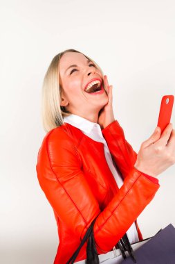 alışveriş torbaları ile genç kadının portresi