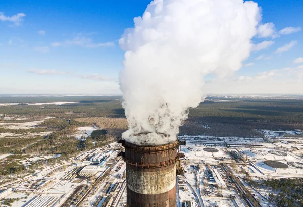 Теплоэлектростанция зимой — стоковое фото