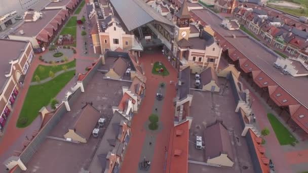 Nowy outlet centrum Kijowa przedmieścia w holenderskim stylu. — Wideo stockowe