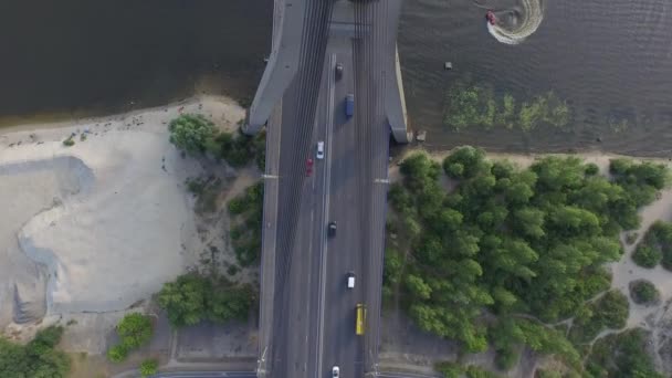 Fliegen über die Moskauer Brücke in Kiev. Ukraine — Stockvideo