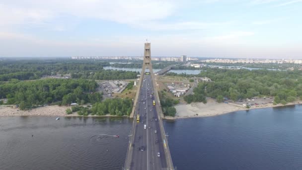 Πετώντας πάνω από τη γέφυρα της Μόσχας στο Κίεβο. Ουκρανία — Αρχείο Βίντεο