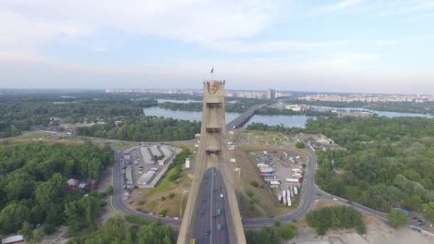 Volando sobre el puente de Moscú en Kiev. Ucrania — Vídeo de stock