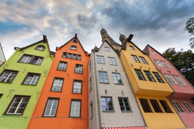 Büyük St. Martin Kilisesi ve Köln renkli evler. Almanya.