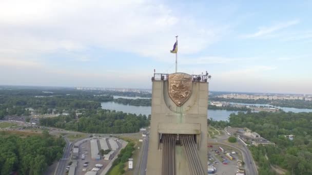 A sobrevoar a ponte de Moscovo em Kiev. Ucrânia — Vídeo de Stock