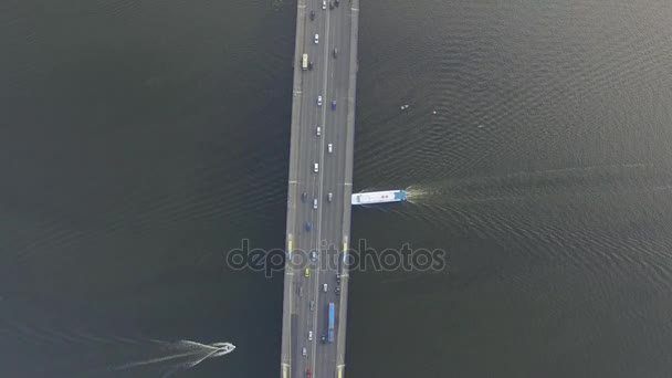 Volando en el helicóptero sobre el puente que cruza el río . — Vídeo de stock