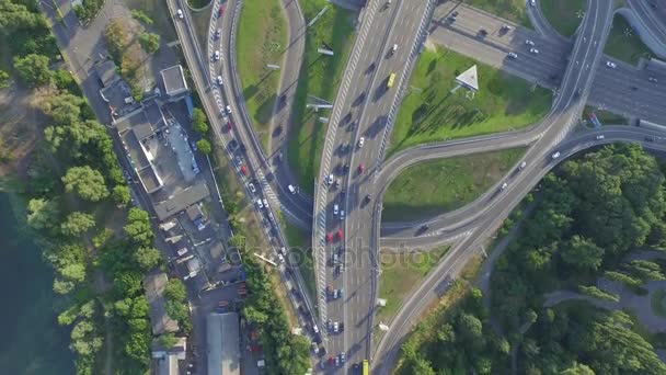 Road junction met zwaar verkeer in Kiev, Oekraïne. Paton brug. Van bovenaf bekijken — Stockvideo