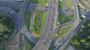 Kiev, Ukrayna yoğun trafik ile yol kavşak. Paton köprü. Yukarıdan görüntülemek