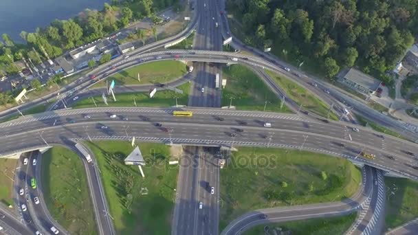 Persimpangan jalan dengan lalu lintas padat di Kyiv, Ukraina. Jembatan Paton. Lihat dari atas — Stok Video