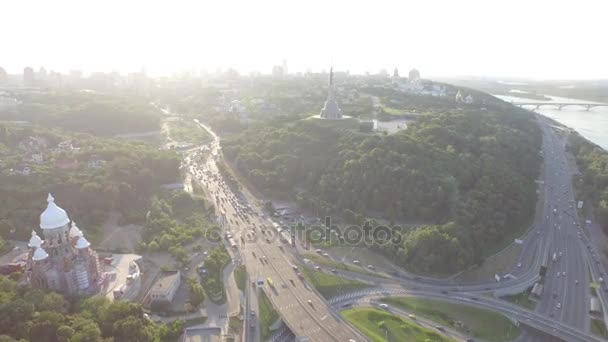 Straßenkreuzung mit starkem Verkehr in Kyiv, Ukraine. Park des Ruhms. Blick von oben — Stockvideo