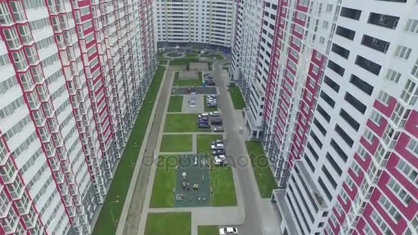Nieuwe sociale huisvesting in een woonwijk in Kiev, luchtfoto — Stockvideo