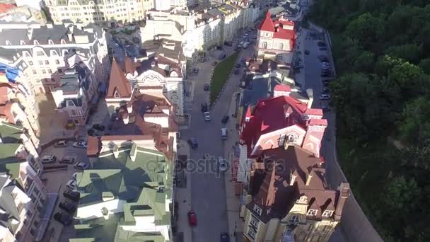 Полет над новым жилым комплексом в центре Киева в исторической части города . — стоковое видео