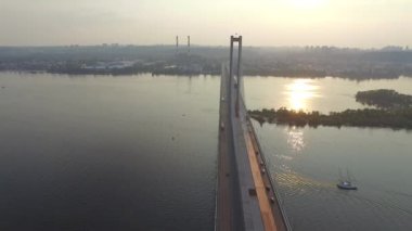 Kiev Güney Köprüsü üzerinde uçan. Ukrayna