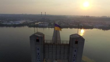 Kiev Güney Köprüsü üzerinde uçan. Ukrayna