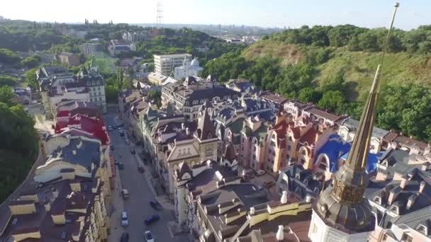 Flygande över ett nytt bostadsområde i centrum av Kiev i den historiska delen av staden. — Stockvideo