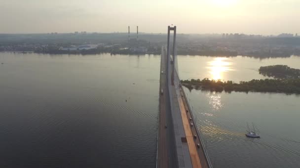 Voando sobre a ponte sul em Kiev. Ucrânia — Vídeo de Stock