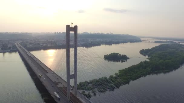 Volando sobre el puente sur en Kiev. Ucrania — Vídeo de stock