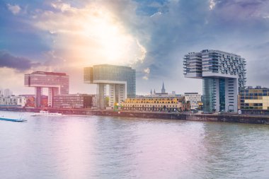 Köln, Almanya mavi gökyüzü arka plan üzerinde modern iş merkezi