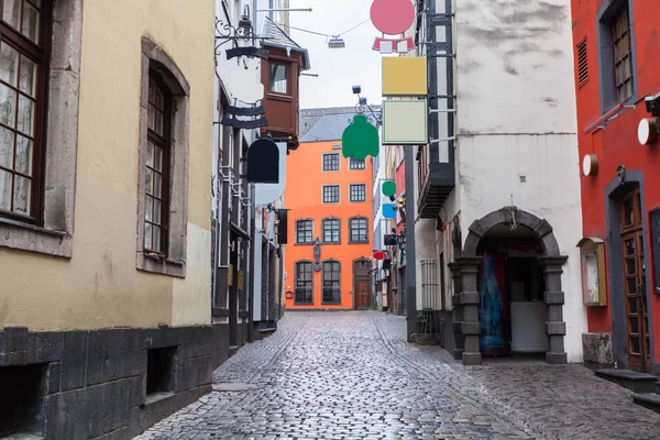 Härlig gata med gamla hus i hjärtat av Köln. Tyskland — Stockfoto