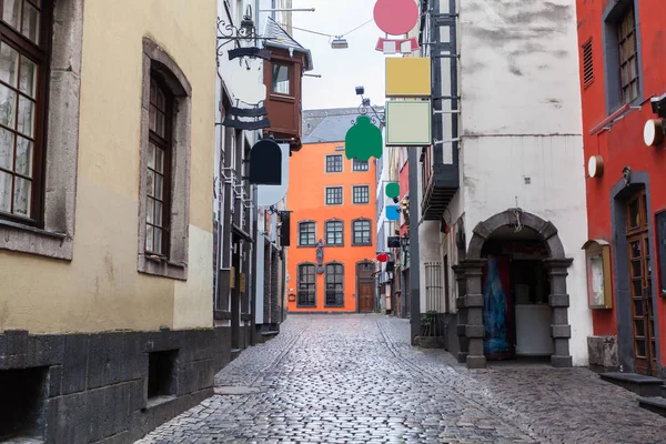 Schöne Straße mit alten Häusern im Herzen von Köln. Deutschland — Stockfoto