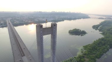 Kiev Güney Köprüsü üzerinde uçan. Ukrayna