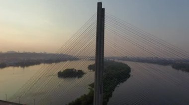 Kiev Güney Köprüsü üzerinde uçan. Ukrayna