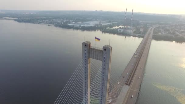 Voando sobre a ponte sul em Kiev. Ucrânia — Vídeo de Stock