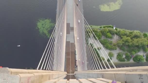 Volando sobre el puente sur en Kiev. Ucrania — Vídeo de stock