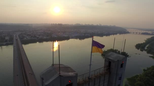 Vliegen over de South bridge in Kiev. Oekraïne — Stockvideo