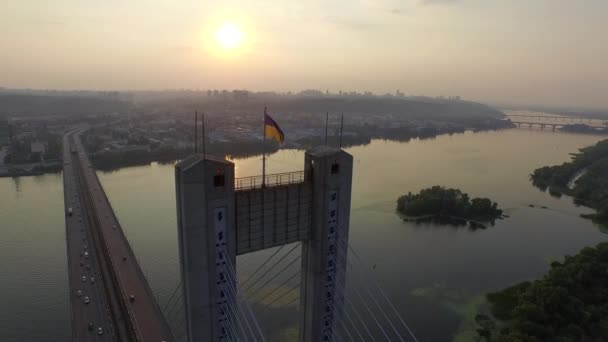 Volando sobre el puente sur en Kiev. Ucrania — Vídeo de stock