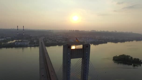 Πετώντας πάνω από τη νότια γέφυρα στο Κίεβο. Ουκρανία — Αρχείο Βίντεο