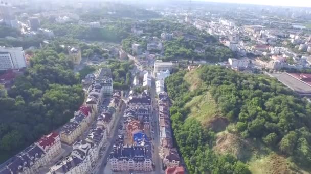 Überflug eines neuen Wohnkomplexes im Zentrum Kiews im historischen Teil der Stadt. — Stockvideo