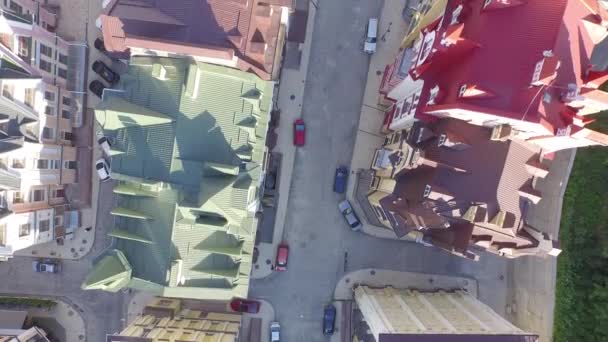 Полет над новым жилым комплексом в центре Киева в исторической части города . — стоковое видео