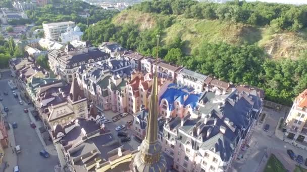 Volare su un nuovo complesso residenziale nel centro di Kiev nella parte storica della città . — Video Stock