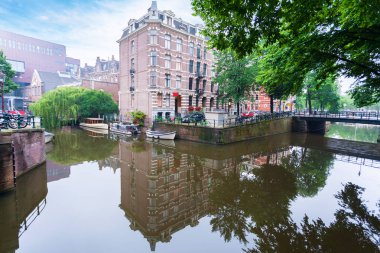 evler ve amsterdam kanal tekneleri