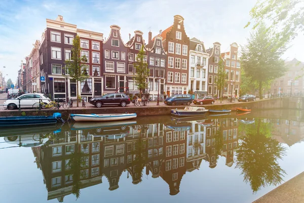 Casas y Barcos en el Canal de Amsterdam —  Fotos de Stock
