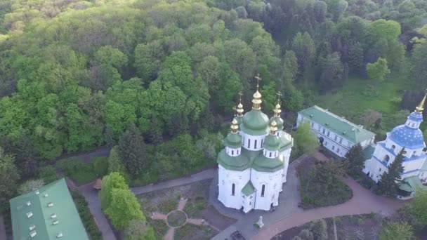 St. Michael Vydubitsky férfi kolostor. Repül a helikopter az egyház felett. — Stock videók