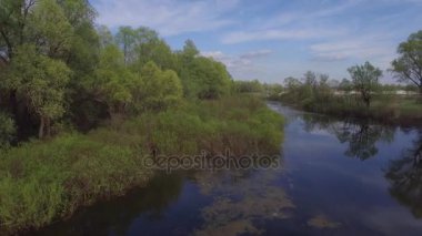 Kiev, Ukrayna yakınındaki Desna Nehri üzerinde uçan. Havadan görünümü