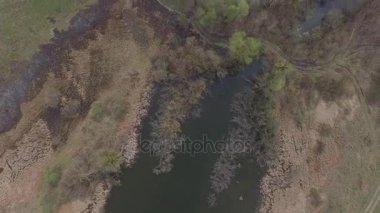 Uçuş bataklık ve göllerde ile alanın üzerinde. Havadan görünümü. Video 4k
