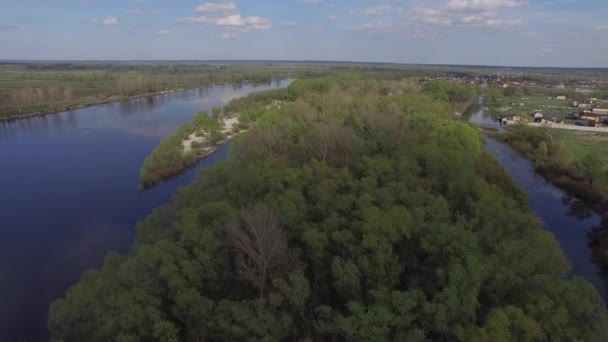 キエフ、ウクライナに近いデスナ川に飛んでいます。航空写真ビュー — ストック動画