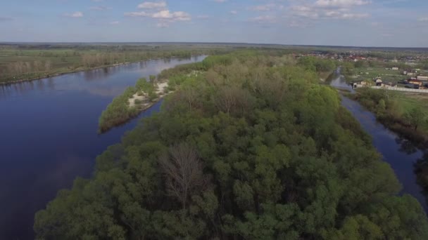 Kiev, Ukrayna yakınındaki Desna Nehri üzerinde uçan. Havadan görünümü — Stok video