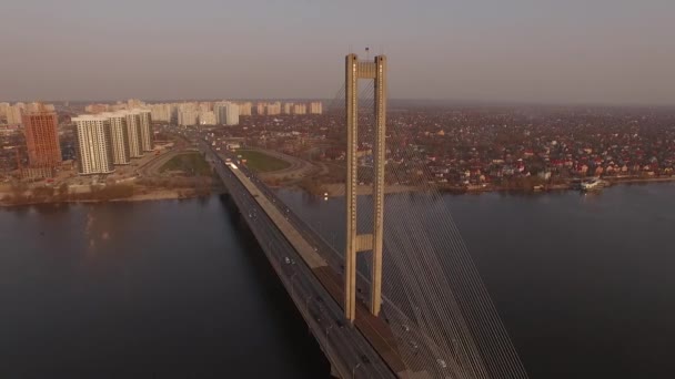 キエフの南の橋を渡って飛ぶ。ウクライナ — ストック動画