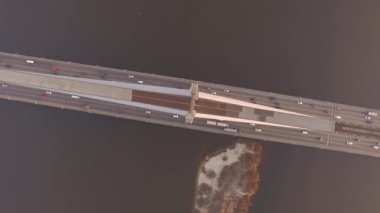 Kiev Güney Köprüsü üzerinde uçan. Ukrayna