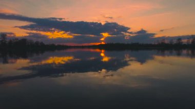 Gün batımında Desna Nehri üzerinde uçan. Havadan görünümü
