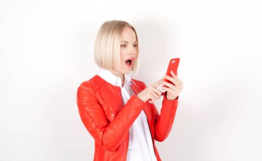 Alışveriş torbaları, cep telefonu ve kredi kartı ile genç kadın portresi.