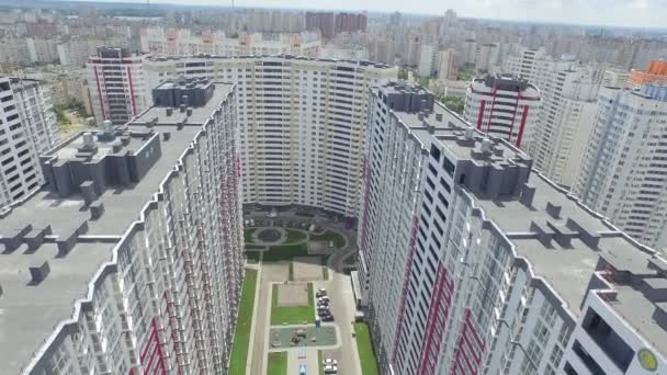 Nieuwe sociale huisvesting in een woonwijk in Kiev, luchtfoto — Stockvideo