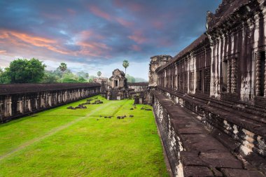 Angkor Wat Tapınağı. Tapınağın içine görüntülemek
