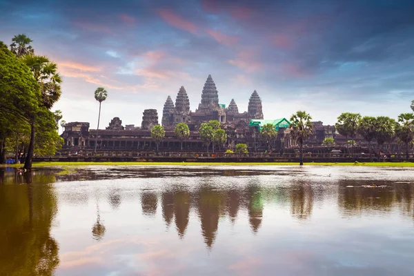 Angkor Wat chrám se odráží ve vodě — Stock fotografie