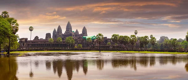 Templo de Angkor Wat com reflexão em água — Fotografia de Stock